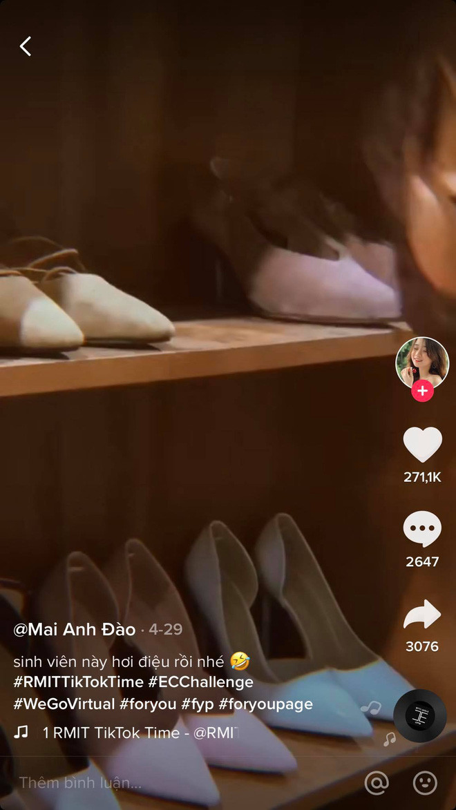 Theo đó, trong loạt clip livestream, nữ sinh trưng bày hàng loạt đồ hàng hiệu của mình như: nước hoa Gucci, son TomFord, vòng tay Louis Vuitton... khiến dân tình chỉ biết "há hốc mồm" trầm trồ trước những món đồ sang chảnh này.