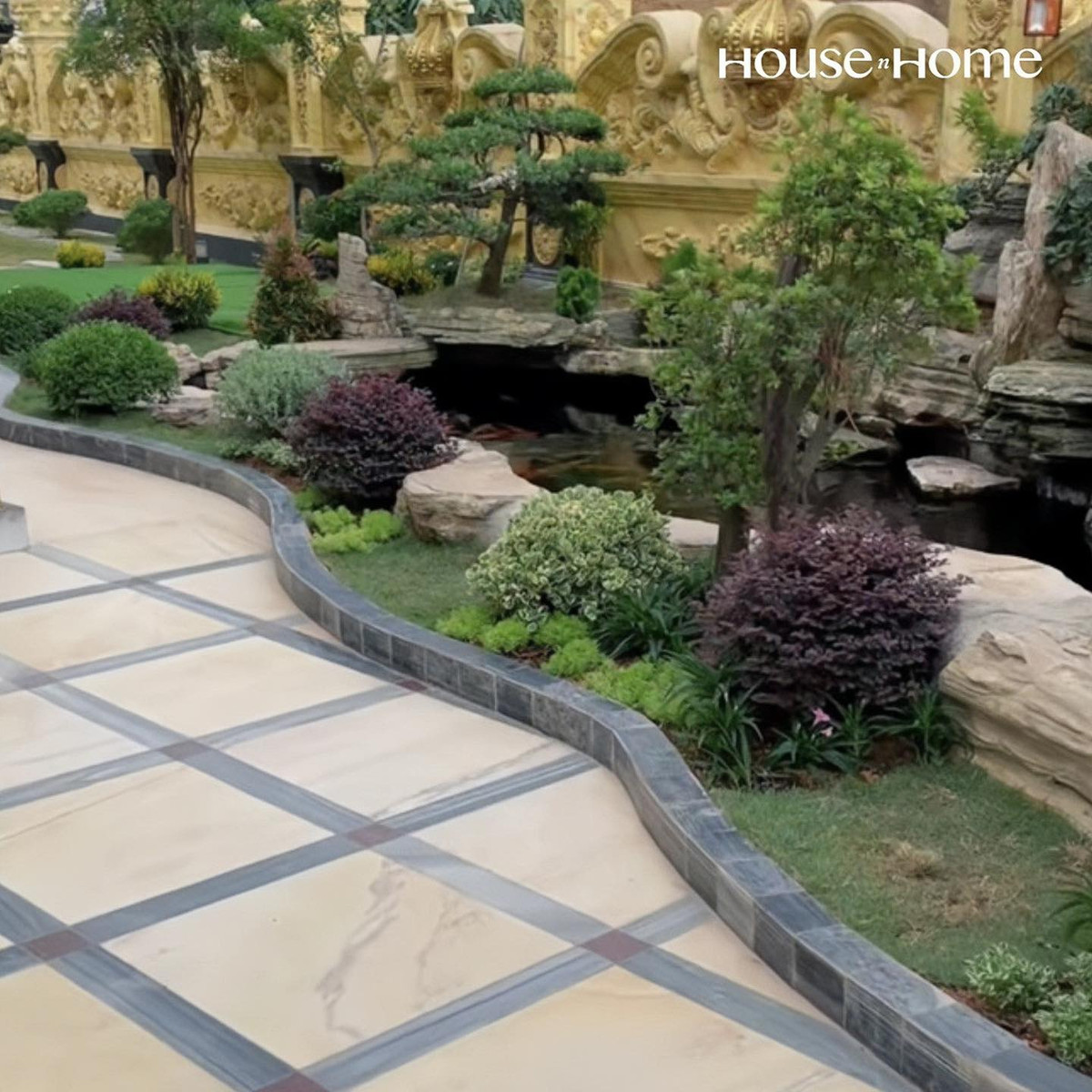 Được biết, vị đại gia đã trồng khoảng 300 cây bon sai cùng rất nhiều cây cảnh khác. Tất cả đều là các tác phẩm độc đáo, được anh lựa chọn tỉ mỉ, đầy tâm huyết. Tổng giá trị của riêng vườn bon sai lên đến 2 tỷ đồng.