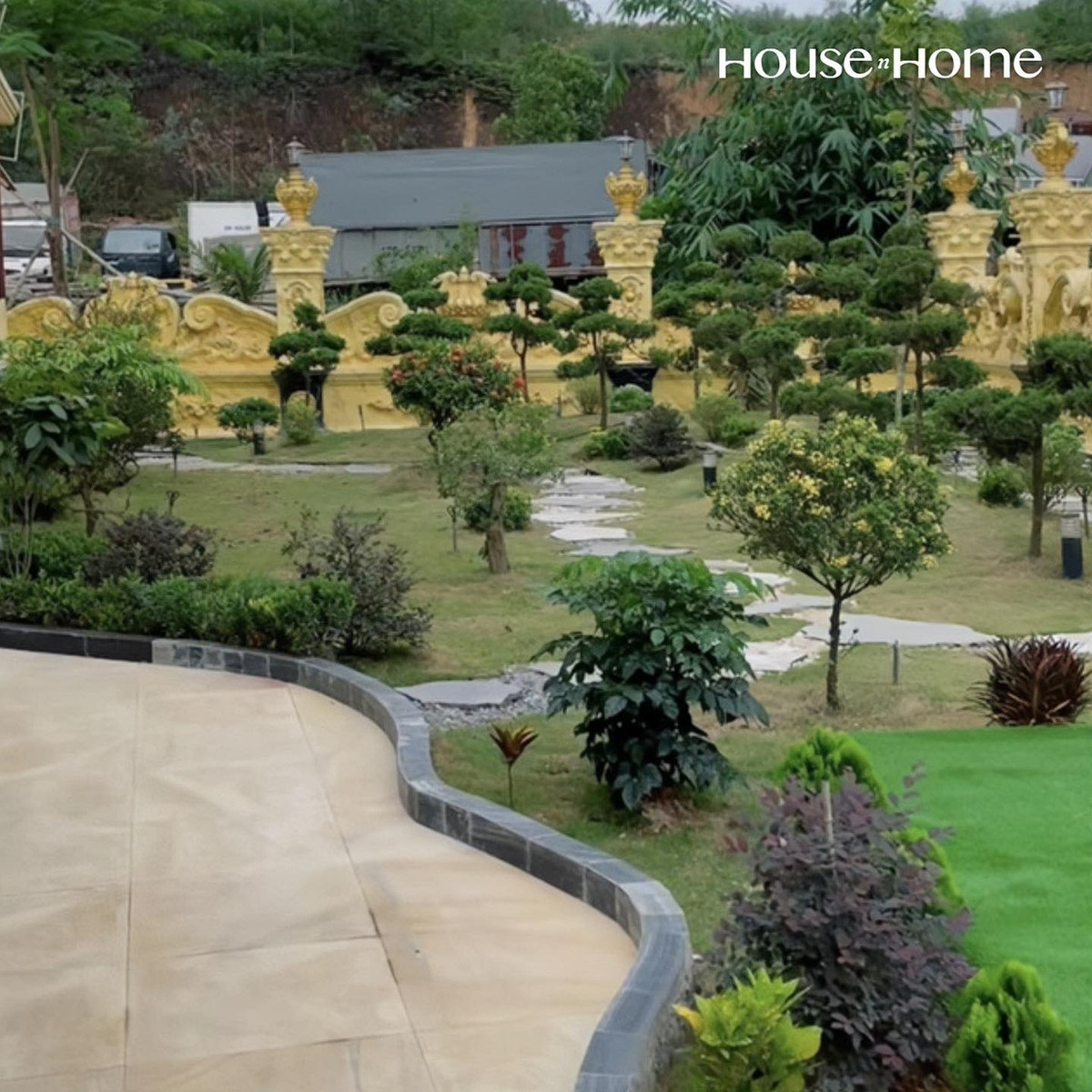 Mới đây, vị đại gia này cũng vừa chi tiền tỷ để mua các loại cây về tô điểm cho khuôn viên lâu đài của gia đình.