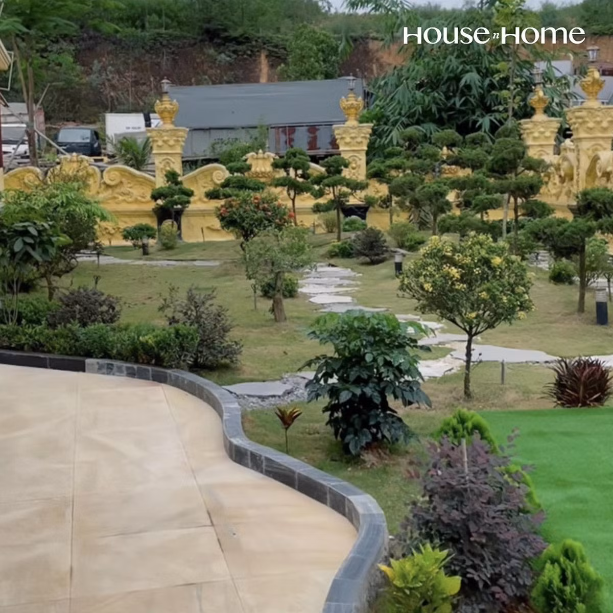 Mới đây, vị đại gia này cũng vừa chi tiền tỷ để mua các loại cây về tô điểm cho khuôn viên lâu đài của gia đình.