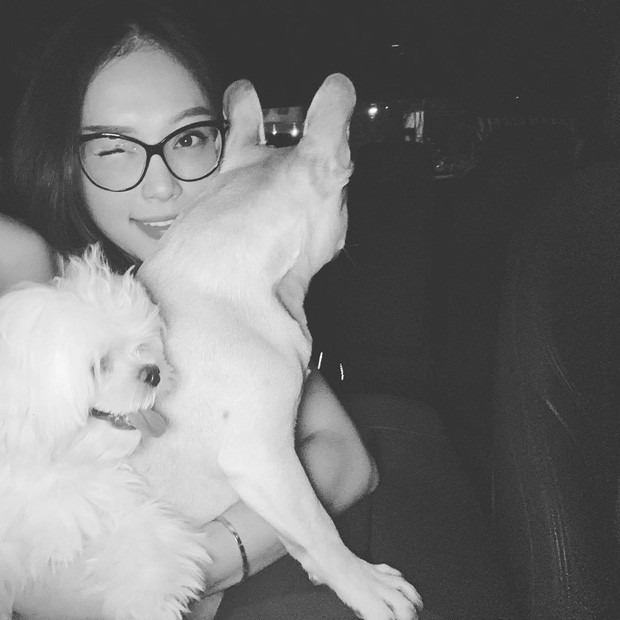 Mới đây, hot girl Hà Thành cũng chia sẻ khoảnh khắc hạnh phúc bên 2 thú cưng. Cô viết: "The team. Cảm ơn tình yêu!".