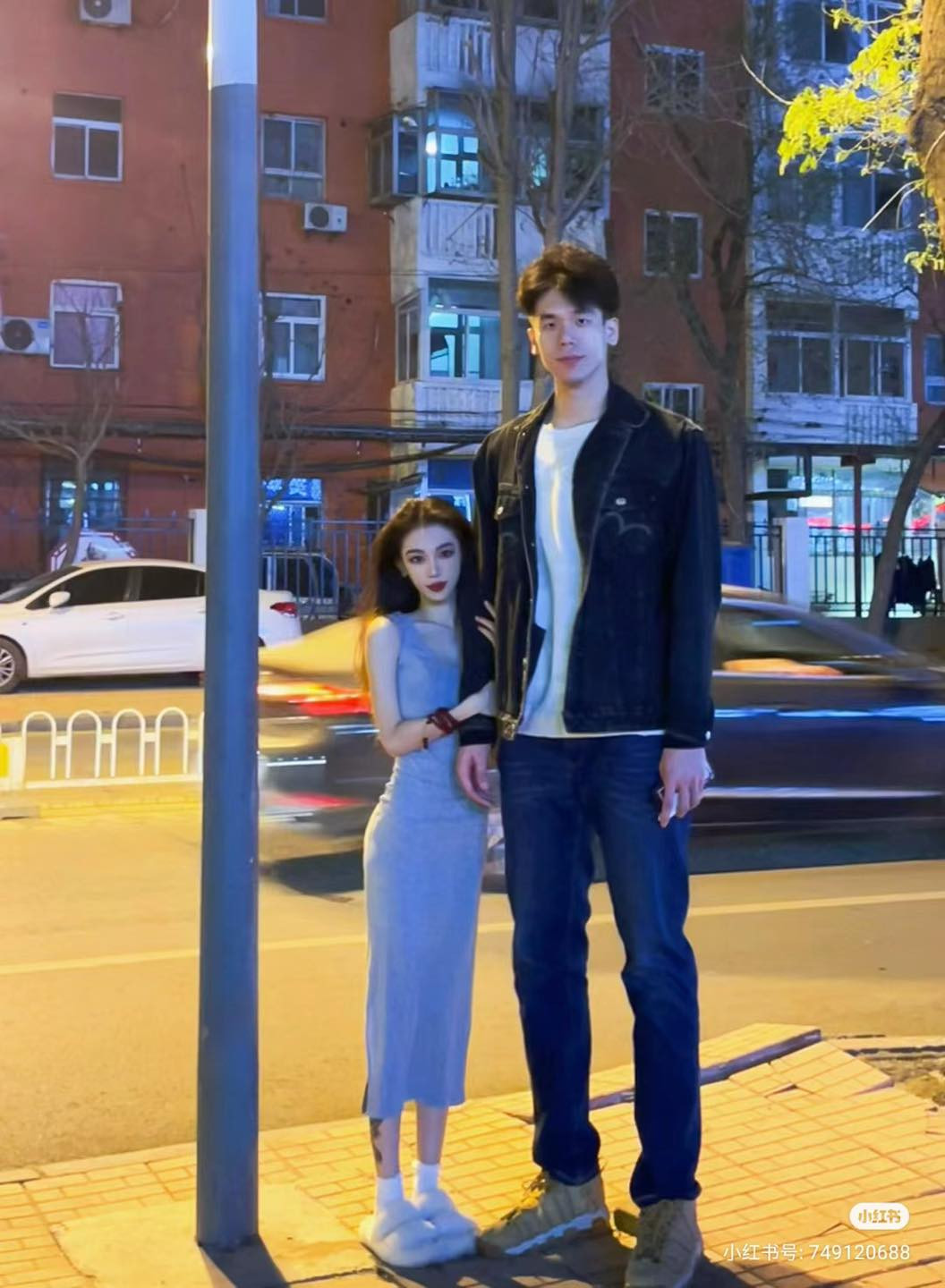 Cặp đôi luôn là tâm điểm chú ý khi cùng nhau ra đường.