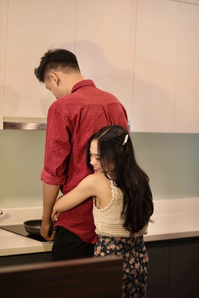 Cặp đôi này có sự chênh lệch chiều cao 45cm. Trong khi anh chàng Minh Hải cao 1m98, còn nàng Bảo Ngọc chỉ 1m53. Chuyện tình đẹp của cả 2 bắt đầu từ lần gặp đầu tiên ở quán cà phê.