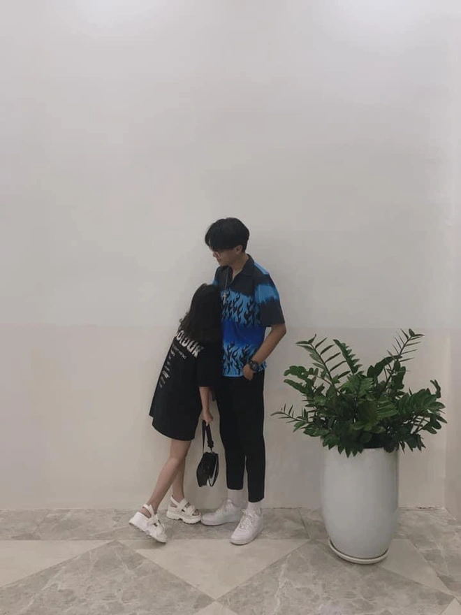 Cặp đôi 10x bỗng dưng nổi sau khi chia sẻ chuyện tình đặc biệt khi chàng kém nàng 1 tuổi, là "phi công" chủ động cầm cưa "chị đẹp" cao chưa đến vai mình bằng cách giả làm khách mua hàng.