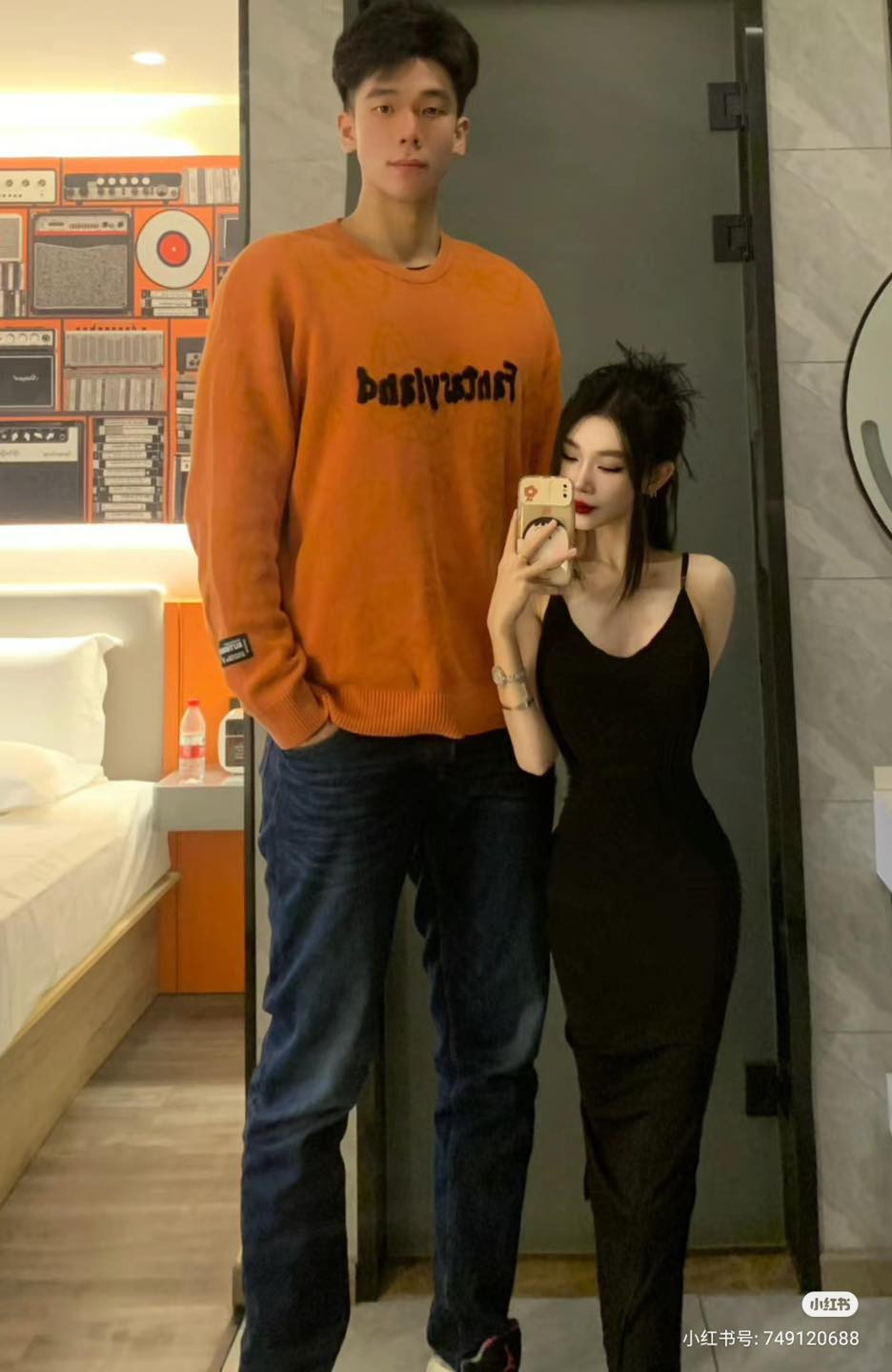 Được biết, đây là một cặp đôi ở Trung Quốc. Chàng trai có chiều cao 1m9, con cô gái chỉ cao vọn vẻn không tới 1m5. Khi đứng cạnh nhau, cô gái trông càng bé nhỏ, chỉ tới phần ngực của bạn trai.