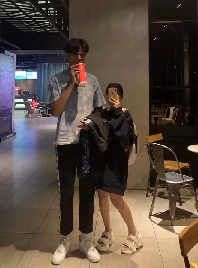 Tuyết Di và Minh Toàn cũng là một cặp đôi được nhiều netizen chú ý khi chia sẻ chuyện tình chị em với sự chênh lệch chiều cao khủng.