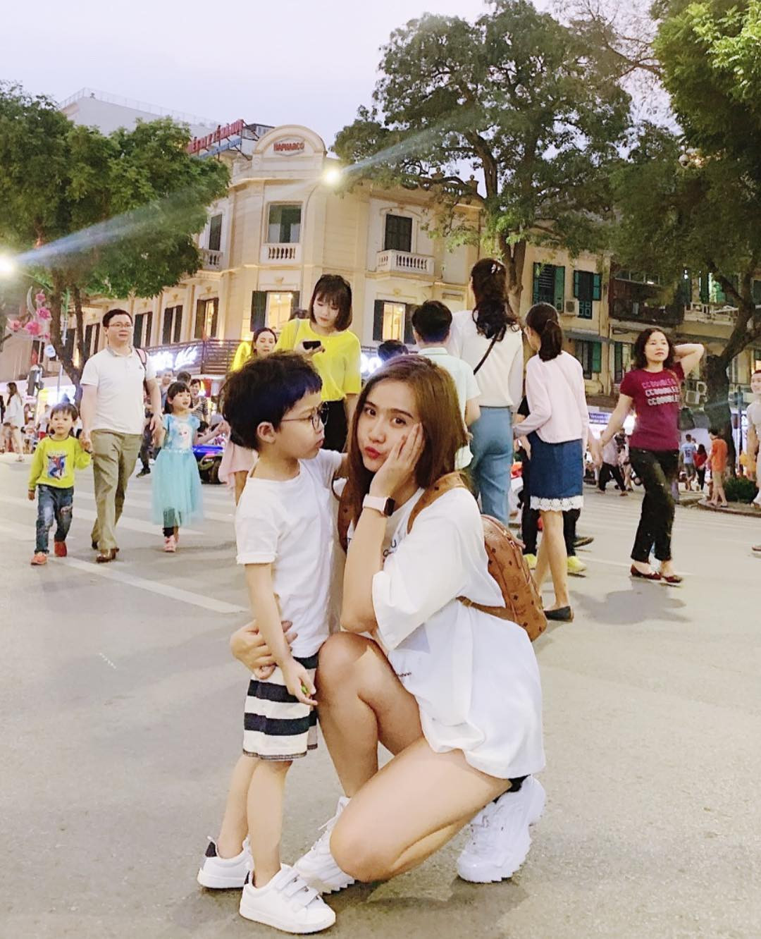 "Người ngoài nhìn vào, ai cũng nghĩ tôi mới là nguyên nhân gây nên sự đổ vỡ này vì làm nghệ thuật, có máu nghệ sĩ, lại là người kiếm được nhiều tiền hơn nên xao nhãng gia đình. Tôi đã dành toàn tâm toàn ý cho tổ ấm của mình và gia đình chồng cũng rất tốt với tôi. Tất cả chỉ do anh ấy mà thôi. Lý do sâu xa tôi xin được giữ cho riêng mình"- Huyền Lizzie chia sẻ