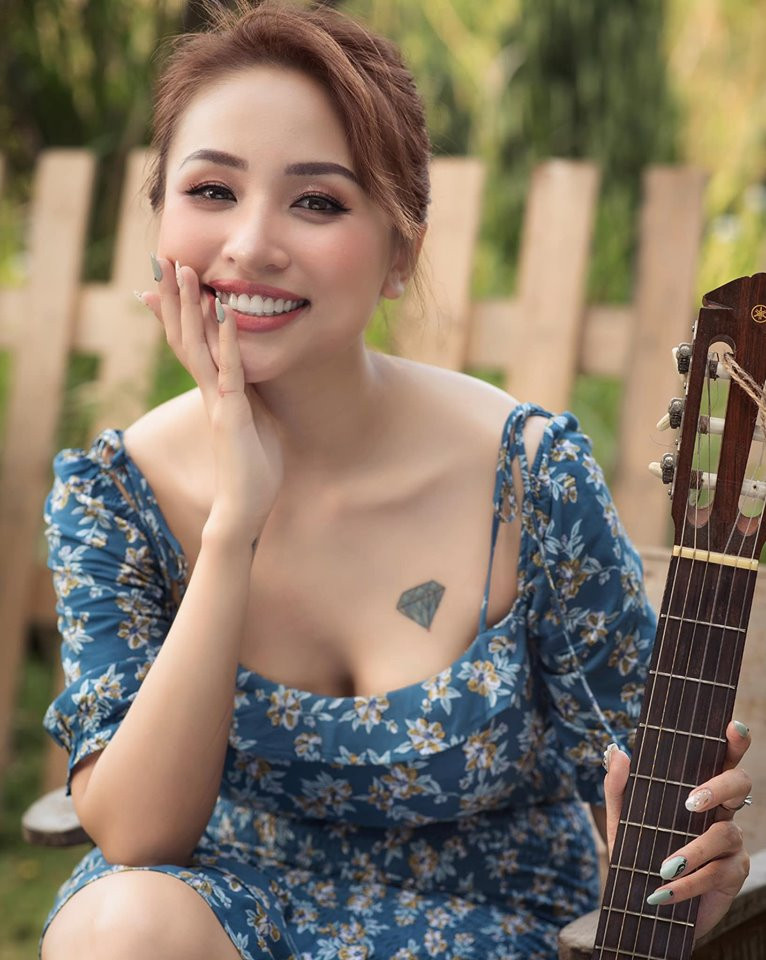 Hôn nhân của Thanh Vân Hugo cũng không tránh được trắc trở dù từng là thứ khiến cô được dân tình ngưỡng mộ và xuýt xoa một thời. Chồng là du học sinh đẹp trai, nhà khá giả, vợ là hot girl kiêm MC xinh đẹp khéo léo, họ có với nhau một cậu con trai kháu khỉnh đáng yêu - mọi thứ dường như quá hoàn hảo. Thế nhưng, cả 2 quyết định ly hôn vào năm 2012.