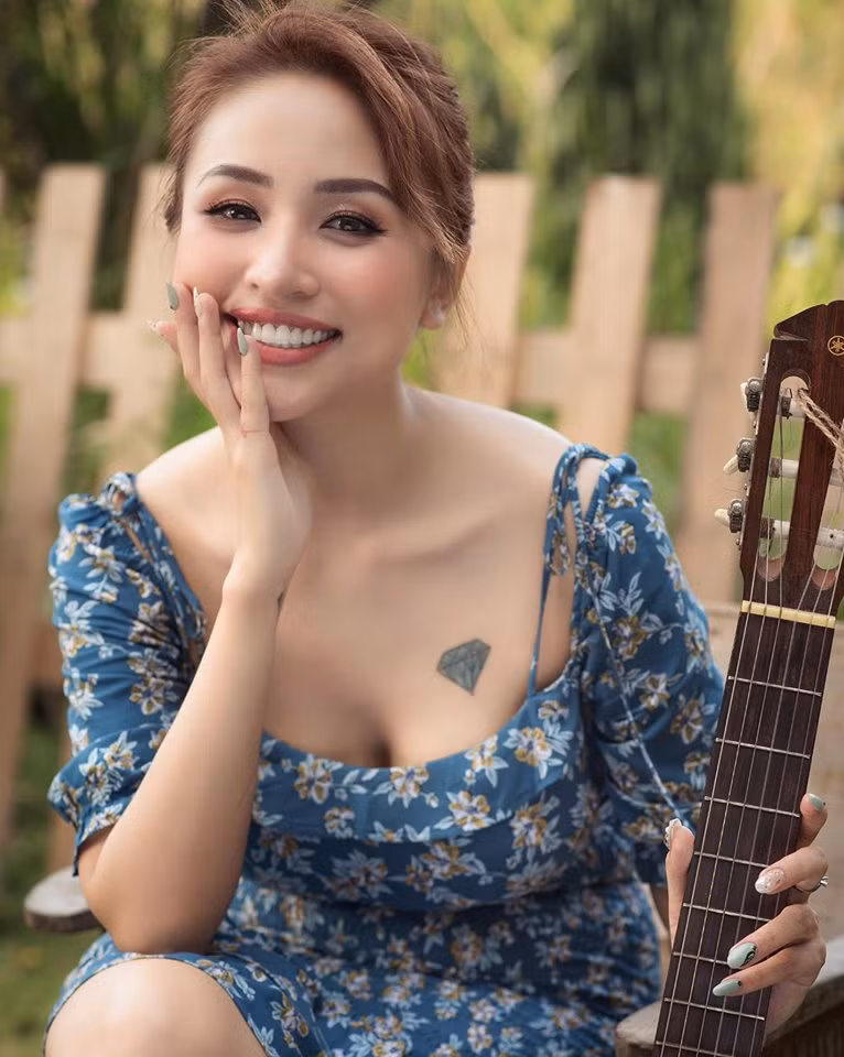 Hôn nhân của Thanh Vân Hugo cũng không tránh được trắc trở dù từng là thứ khiến cô được dân tình ngưỡng mộ và xuýt xoa một thời. Chồng là du học sinh đẹp trai, nhà khá giả, vợ là hot girl kiêm MC xinh đẹp khéo léo, họ có với nhau một cậu con trai kháu khỉnh đáng yêu - mọi thứ dường như quá hoàn hảo. Thế nhưng, cả 2 quyết định ly hôn vào năm 2012.