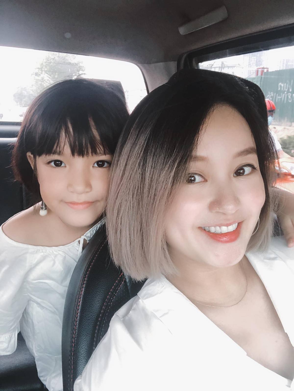 Không chỉ biến cố về sức khoẻ, trong cuộc sống riêng, Mi Vân cũng từng trải qua một "lần đò" rồi mới sở hữu cuộc sống viên mãn khi kết hôn cùng bạn trai quen 4 năm như hiện tại. Niềm hạnh phúc lớn nhất của hot girl Hà Thành bây giờ là 2 cô con gái xinh xắn, đáng yêu, và một người bạn đời luôn kề cạnh, sẵn sàng làm "đôi mắt" cho mình.