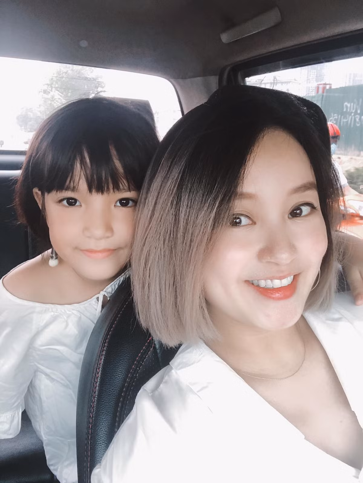 Không chỉ biến cố về sức khoẻ, trong cuộc sống riêng, Mi Vân cũng từng trải qua một "lần đò" rồi mới sở hữu cuộc sống viên mãn khi kết hôn cùng bạn trai quen 4 năm như hiện tại. Niềm hạnh phúc lớn nhất của hot girl Hà Thành bây giờ là 2 cô con gái xinh xắn, đáng yêu, và một người bạn đời luôn kề cạnh, sẵn sàng làm "đôi mắt" cho mình.