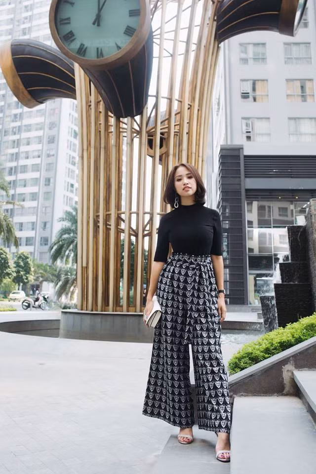 Tương tự Huyền Lizzie, Vân Hugo chăm chỉ với công việc để dần quên đi quá khứ ngày trước từ MC đến đóng phim, dự sự kiện, giảng dạy cho trẻ em đến đảm đương công việc kinh doanh. Nữ MC sống cùng con trai và từng chia sẻ rằng mình thấy hạnh phúc khi chồng cũ có cuộc sống mới viên mãn.