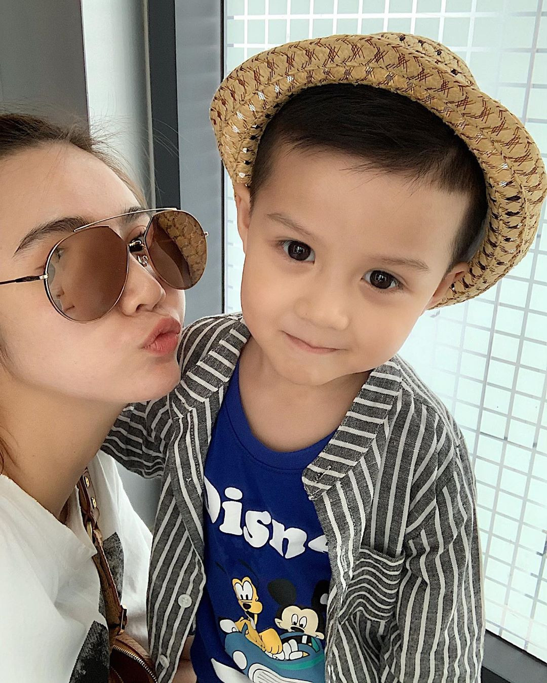 Gần 2 năm trôi qua, nàng hot girl 9X đã dần ổn định cuộc sống, vượt qua khủng hoảng hậu ly hôn. Dù đôi lúc phải đối mặt với rất nhiều tin đồn cho rằng cô là nguyên nhân khiến vợ chồng đổ vỡ, thậm chí, có người còn đặt điều Huyền Lizzie thăng tiến sự nghiệp rồi rũ bỏ quá khứ, cặp kè đại gia... Cô chỉ bỏ ngoài tai để rồi tập trung hoàn toàn lo cho cậu con trai 4 tuổi.