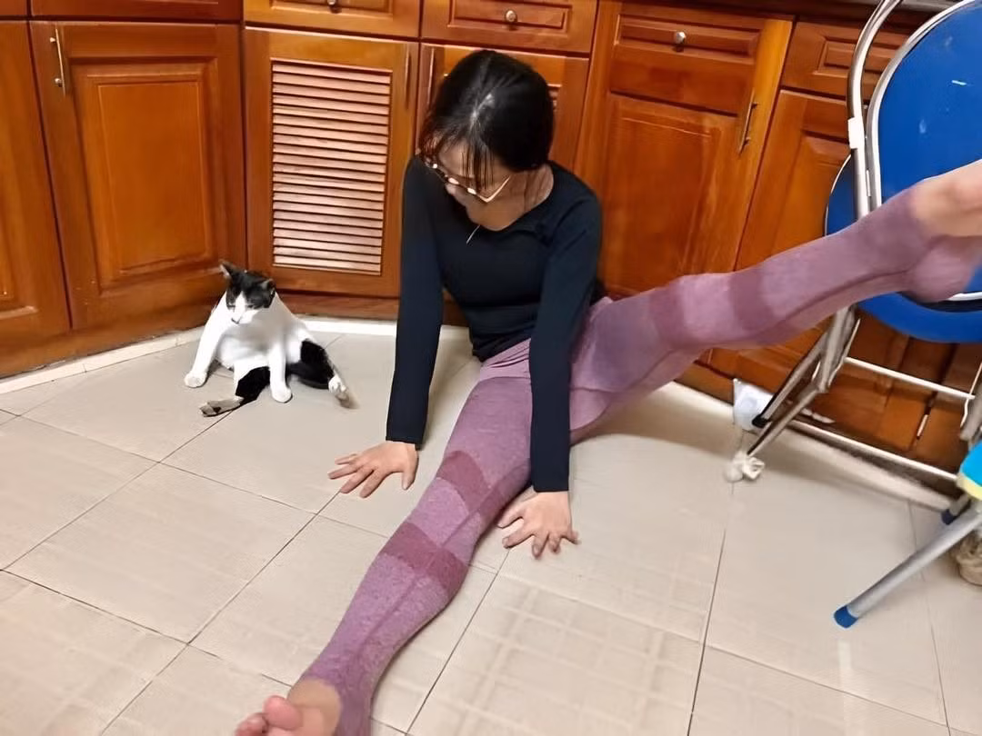 Những động tác xoạc chân, cúi người đều được chú mèo copy paste 100% không sai tí nào, vị trí để tay chân cũng vô cùng chính xác.