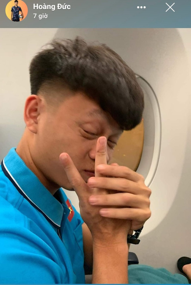 Hoàng Đức, người ghi siêu phẩm vào lưới U22 Indonesia lầy lội chụp hình "dìm hàng" các đồng đội ở U23 Việt Nam rồi không ngần ngại khoe trên Facebook.