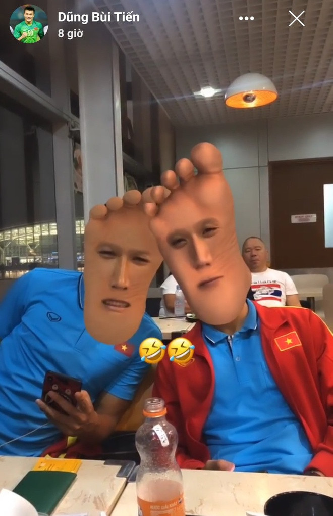 Bức ảnh "gây lú" của thủ môn Bùi Tiến Dũng khiến người hâm mộ không thể nhận ra ai với ai, tuy nhiên nhìn chiếc ốp điện thoại, người hâm mộ đoán rằng nhân vật X ngồi bên trái chính là Huỳnh Tấn Sinh.