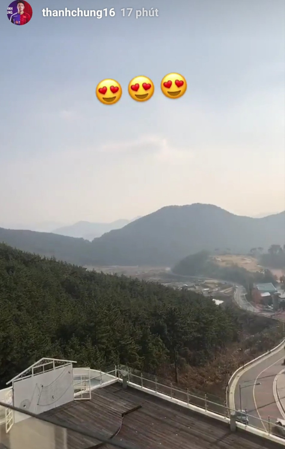 Thành Chung chia sẻ một đoạn video xung quanh khách sạn, nơi cả đội lưu trú tại Hàn Quốc.