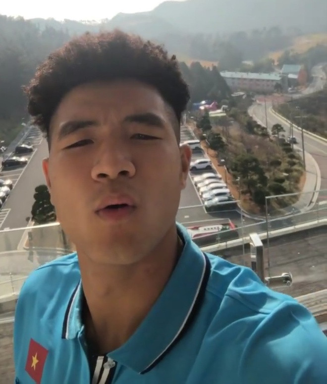 Hà Đức Chinh không hổ danh là gương mặt tấu hài của tuyển Việt Nam khi check-in cũng khiến người hâm mộ cười té ghế vì biểu cảm vô cùng khó hiểu. Có lẽ mái tóc xoăn mì tôm đã đem lại may mắn cho anh tại SEA Games 30 và hy vọng sẽ tiếp dục khiến Chinh "đen" gặp vận đỏ tại U23 Châu Á.