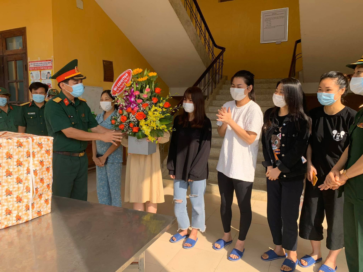 Trên một số diễn đàn như OFFB, Biết, những hình ảnh hội chị em trong khu cách ly dịch COVID-19 hân hoan nhận hoa mừng ngày Quốc tế phụ nữ đặc biệt thu hút sự quan tâm từ dân mạng.