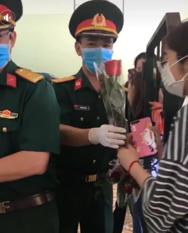 Các chú bộ đôi nhận được "cơn mưa lời khen" từ phía cộng đồng mạng vì đáng yêu, ân cần trong ngày Quốc tế Phụ nữ. 