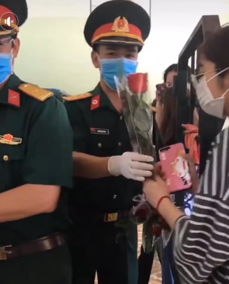 Các chú bộ đôi nhận được "cơn mưa lời khen" từ phía cộng đồng mạng vì đáng yêu, ân cần trong ngày Quốc tế Phụ nữ. 