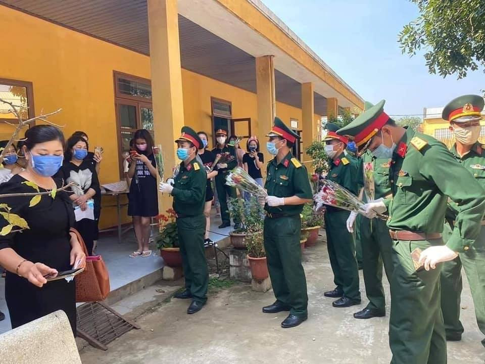 Hội chị em đang cách ly COVID-19 trong các khu quân sự, bệnh viện trải qua ngay 8/3 theo cách vô cùng đặc biệt. Thay vì được ở bên người thân và nhận những lời chúc mừng Ngày Quốc tế phụ nữ thì họ lại nhận được những đóa hoa từ các chiến sĩ, bác sĩ trực tiếp chăm sóc mình.