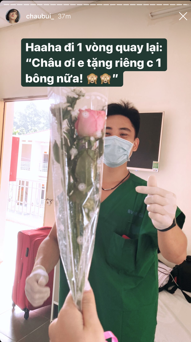 Cũng đang cách ly và nhận được hoa chúc mừng ngày 8/3 của các bác sĩ, chiến sĩ trong khu tập trung, hot girl Châu Bùi hạnh phúc chia sẻ khoảnh khắc đặc biệt lên trang cá nhân và nhận vô vàn lời chúc từ CĐM.