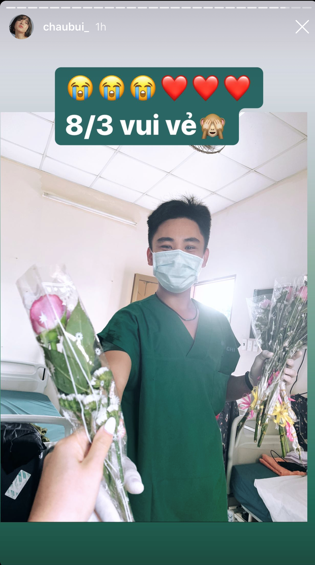 Những hình ảnh được tặng hoa ở nơi "đặc biệt" khiến Châu Bùi cảm thấy xúc động.