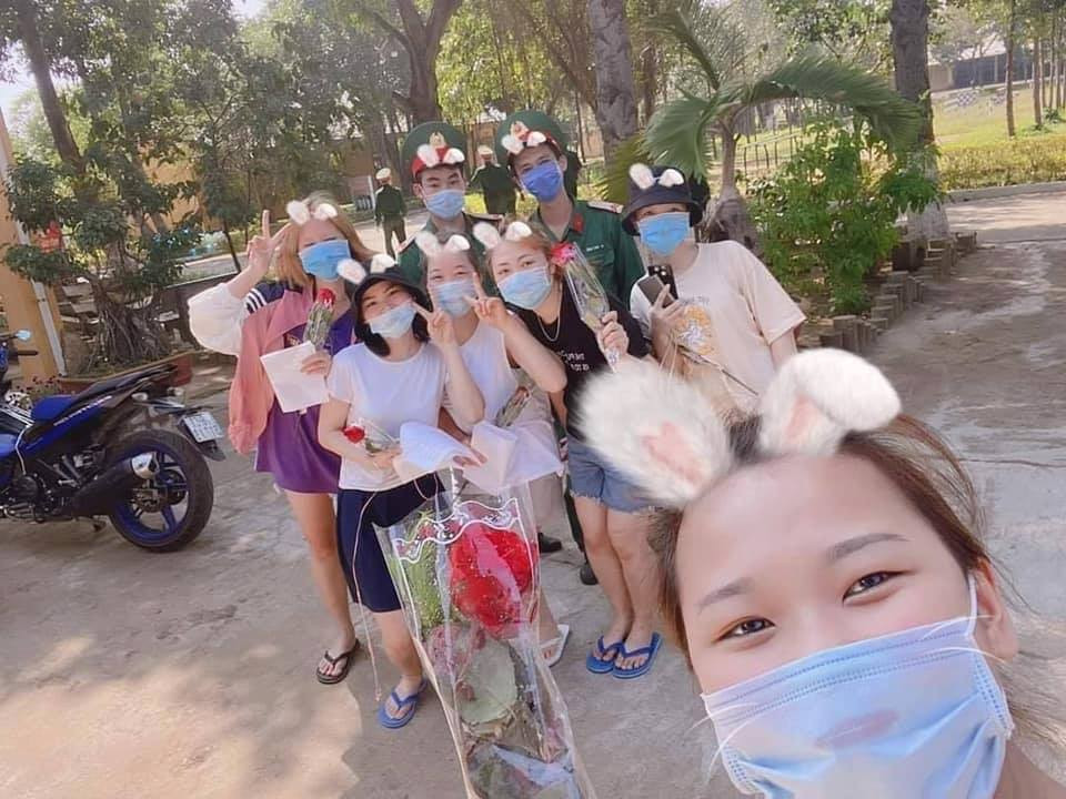 Việc các chị em trong khu cách ly COVID-19 được tặng hoa khiến dân mạng được phen "ghen tị". Cụ thể, cũng trên diễn đàn OFFB, nickname M.T.T có để lại bình luận: "Vào khu vực cách ly vẫn được tặng hoa hồng, còn mình ở nhà thì không có nổi một lời chúc" hay nickname L.A.P viết: "Ăn ngon, được phục vụ tận răng, nay lại còn được tổ chức tiệc và tặng hoa 8/3 nữa, đúng là không đi đâu sướng bằng đi cách ly rồi".