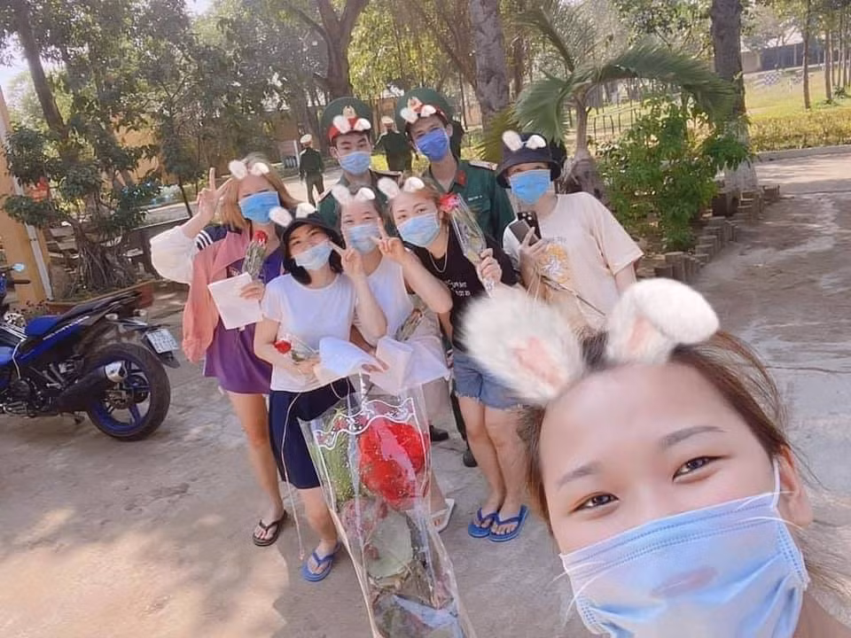 Việc các chị em trong khu cách ly COVID-19 được tặng hoa khiến dân mạng được phen "ghen tị". Cụ thể, cũng trên diễn đàn OFFB, nickname M.T.T có để lại bình luận: "Vào khu vực cách ly vẫn được tặng hoa hồng, còn mình ở nhà thì không có nổi một lời chúc" hay nickname L.A.P viết: "Ăn ngon, được phục vụ tận răng, nay lại còn được tổ chức tiệc và tặng hoa 8/3 nữa, đúng là không đi đâu sướng bằng đi cách ly rồi".