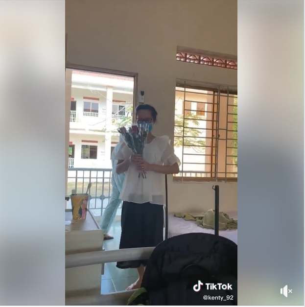 Nhân viên y tế mặc trang phục bảo hộ tới từng phòng tặng hoa cho các cô gái đang có mặt tại khu cách ly COVID-19. Đây có lẽ sẽ là dịp 8/3 đáng nhớ nhất với nhiều người.