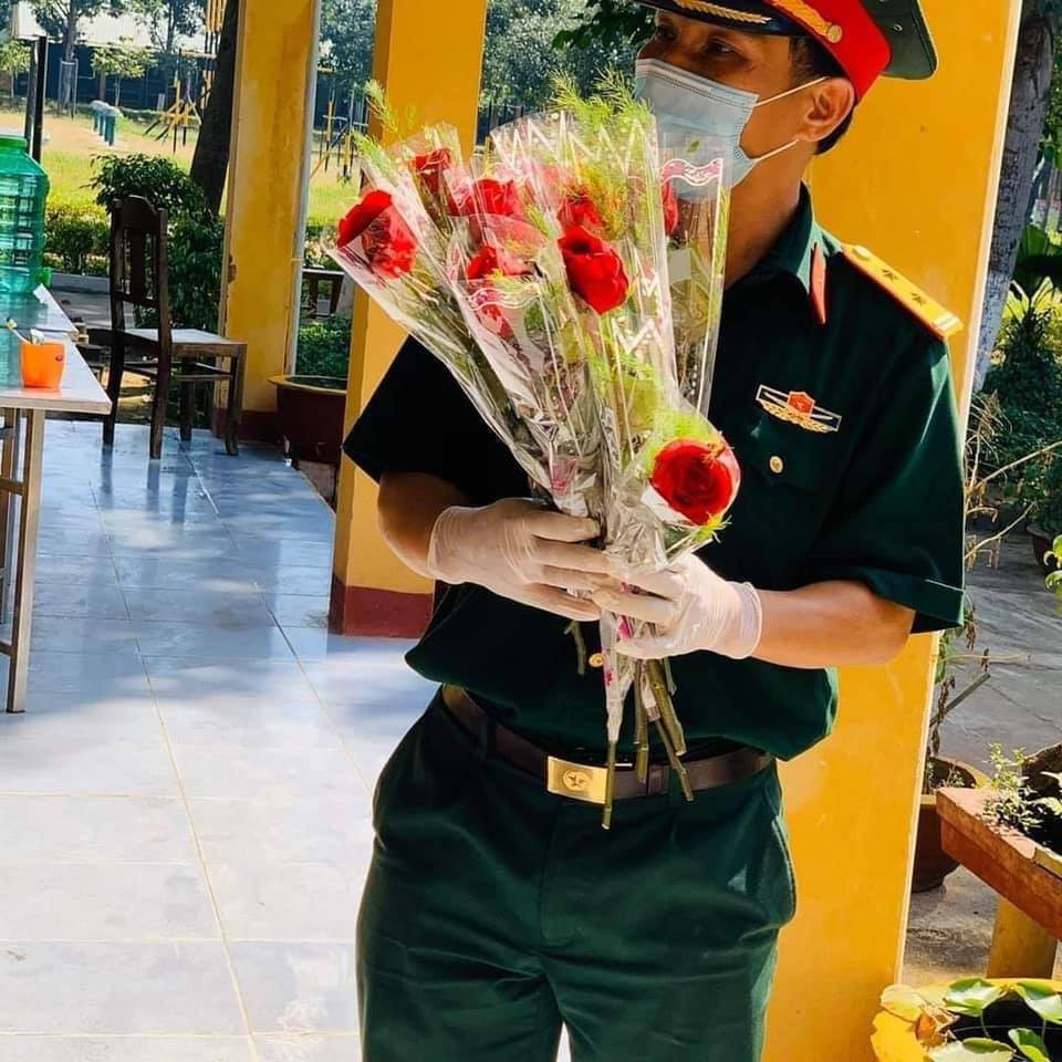 Chung vui với hội chị em nhân ngày Quốc tế Phụ nữ các bác sĩ, chiến sĩ không quên phòng dịch. Khẩu trang, găng tay vẫn những "phụ kiện" được trang bị đầy đủ, không một phút lơ là với COVID-19.