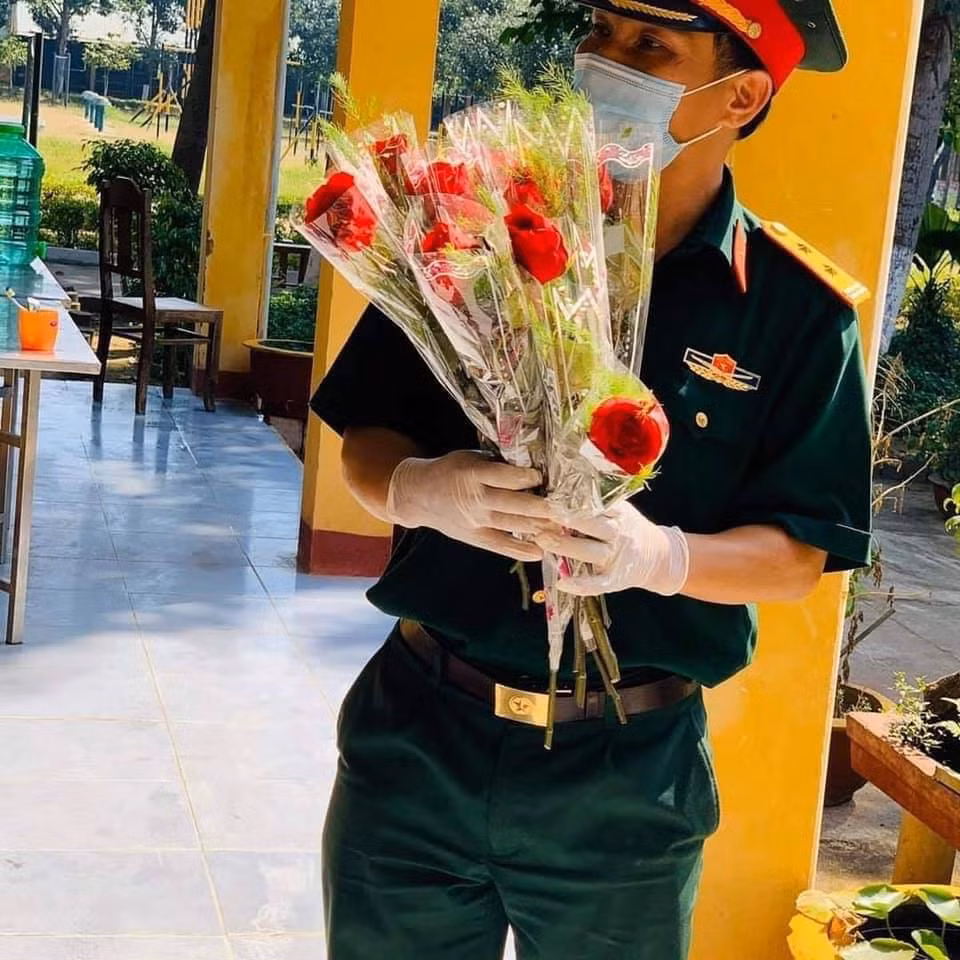 Chung vui với hội chị em nhân ngày Quốc tế Phụ nữ các bác sĩ, chiến sĩ không quên phòng dịch. Khẩu trang, găng tay vẫn những "phụ kiện" được trang bị đầy đủ, không một phút lơ là với COVID-19.