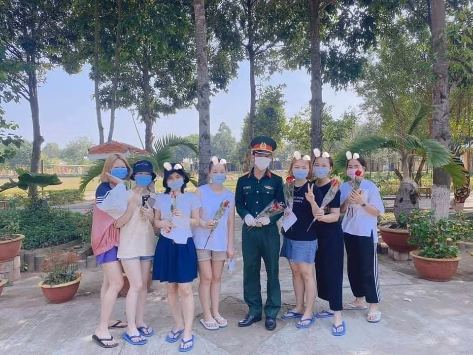 Để chuẩn bị cho ngày 8/3 đặc biệt trong đợt dịch COVID-19, các chiến sĩ, bác sĩ đã chuẩn bị những đóa hoa để tặng các cô gái đang có mặt trong khu cách ly.