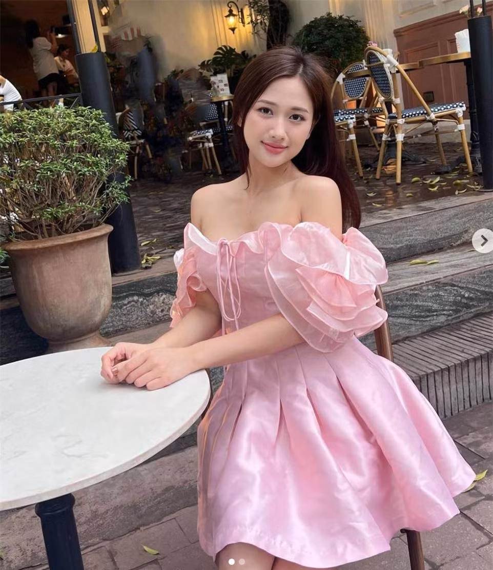 Ban gai cau thu Minh Vuong dien bikini lo vong 1 