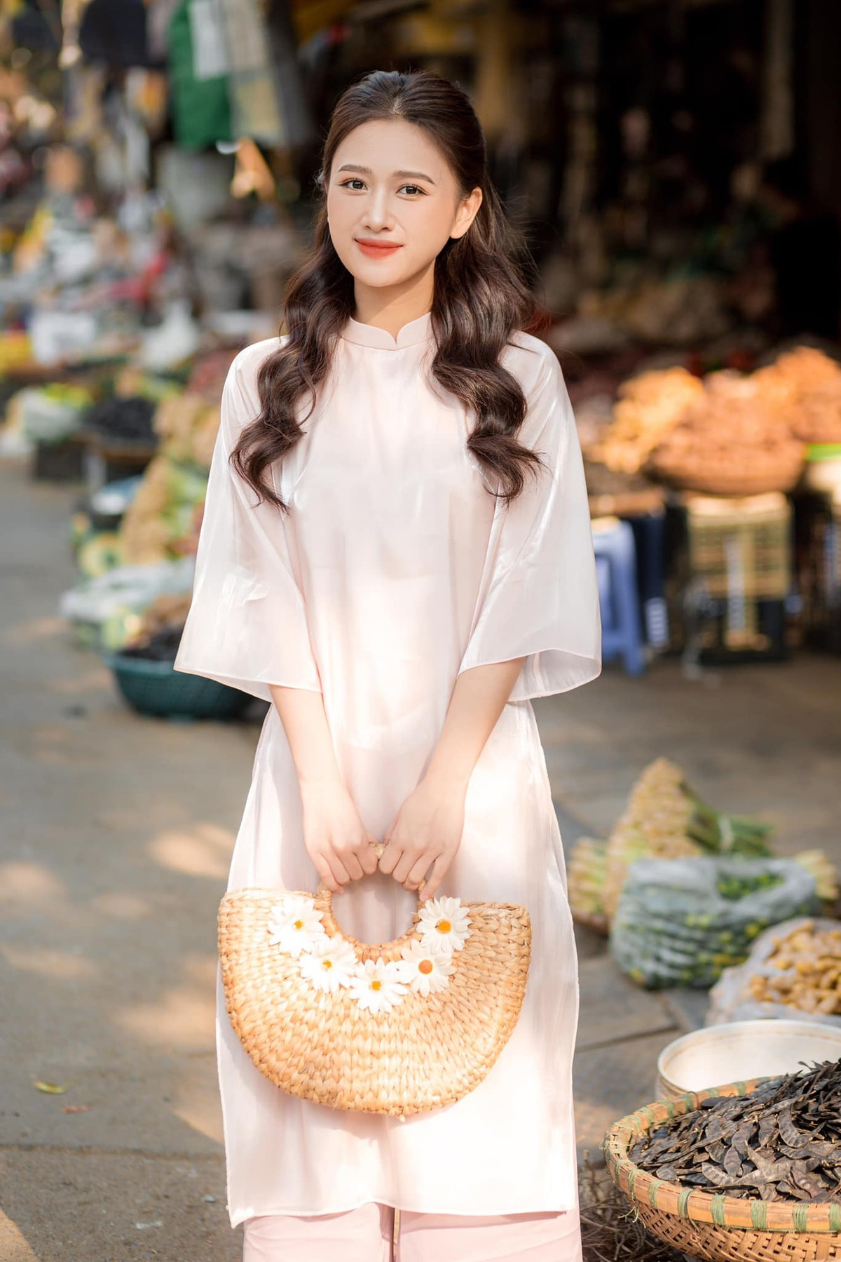 Loạt ảnh trang điểm nhẹ nhàng phong cách nàng thơ của Bùi Thu Hương được bạn bè và người theo dõi khen ngợi. Ngoài làm diễn viên, đóng MV, cô hiện là MC của VTV8.