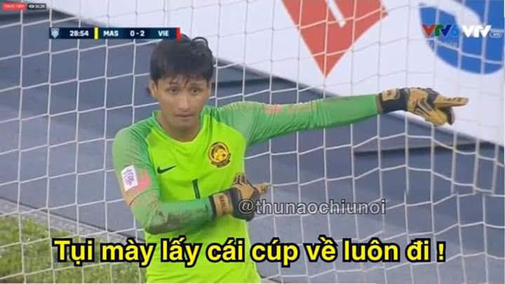 "Người đàn ông bất lực của năm" là danh hiệu được trao cho thủ môn của U22 Lào vì liên tục nhìn bóng vào lưới mà không biết phải bắt thế nào.