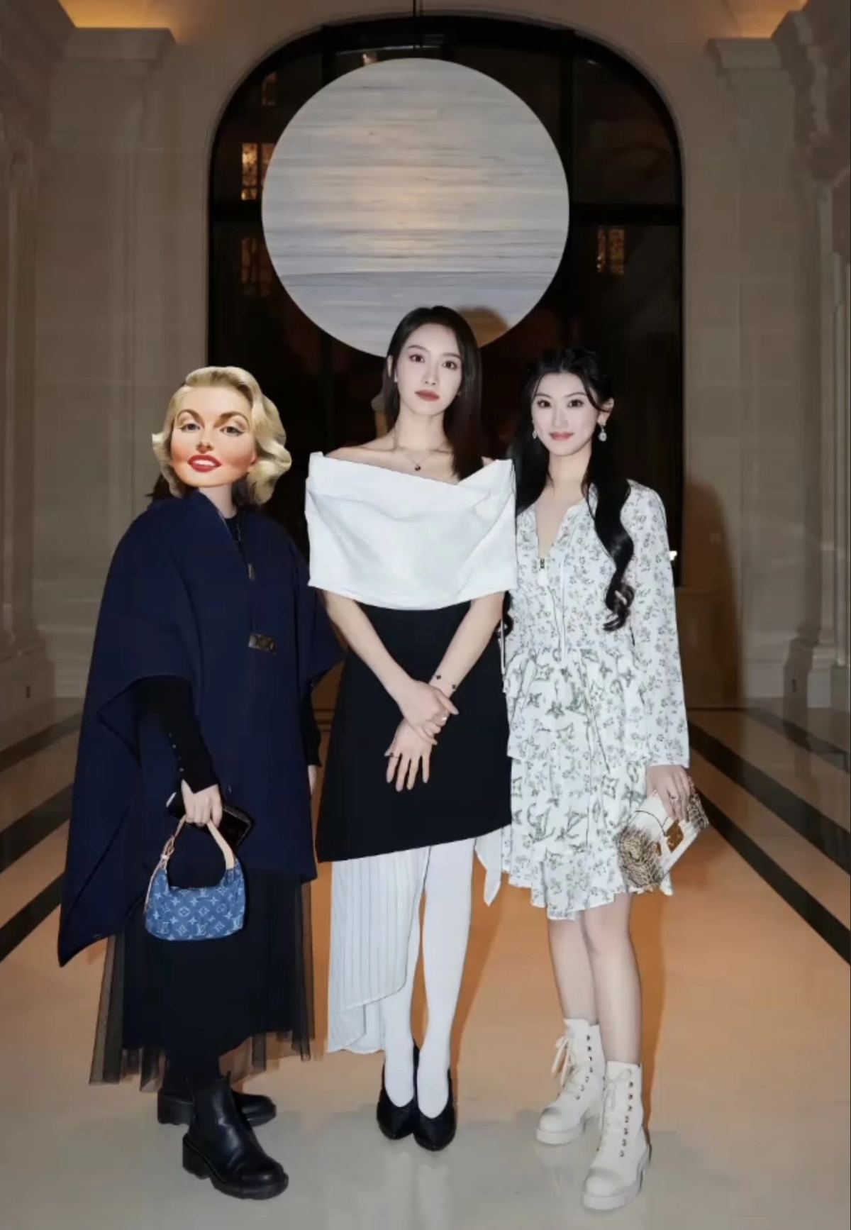 "Nữ phú bà" chụp ảnh cùng Tống Thiến. Có thể thấy dù đứng cạnh các ngôi sao lớn nhưng cô nàng vẫn không hề thua kém về nhan sắc và khí chất.