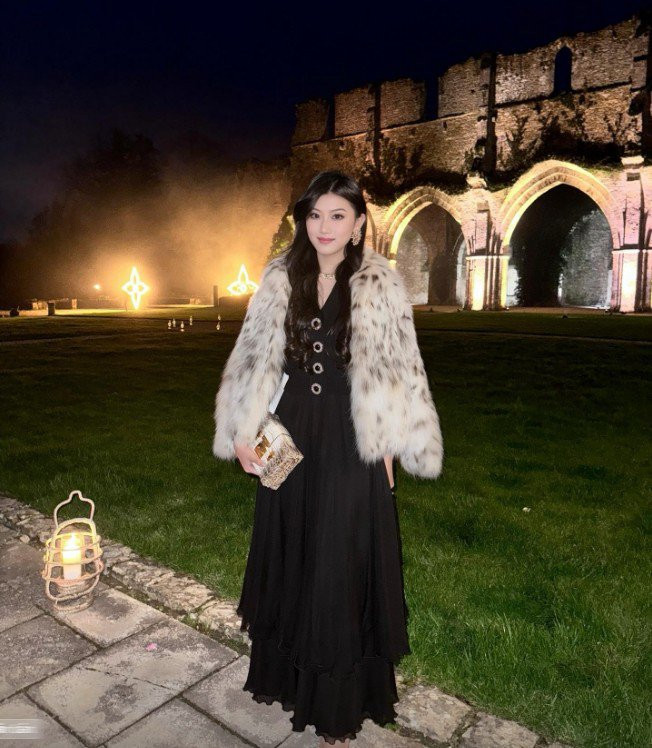 Cô nàng mới chỉ sinh năm 2k3 là khách siêu sang (VVVIP) của nhãn hàng Pháp Louis Vuiton.