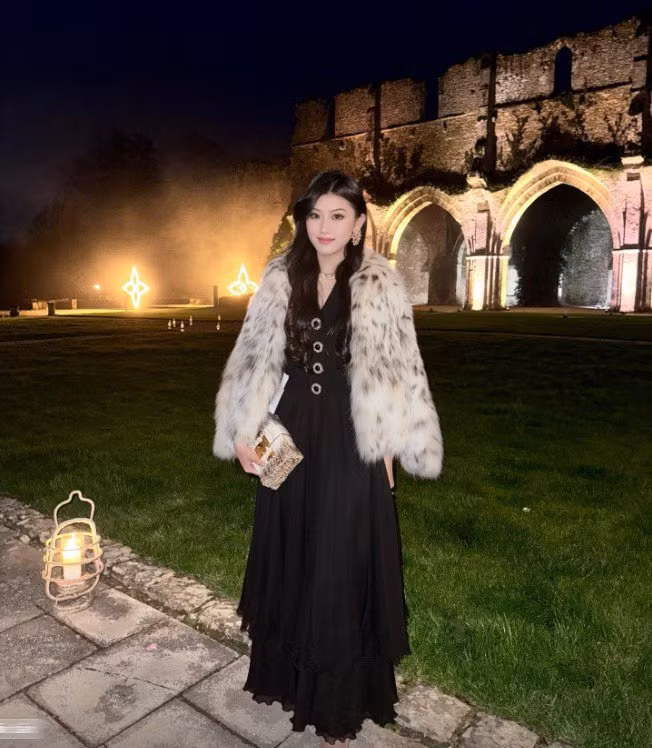 Cô nàng mới chỉ sinh năm 2k3 là khách siêu sang (VVVIP) của nhãn hàng Pháp Louis Vuiton.