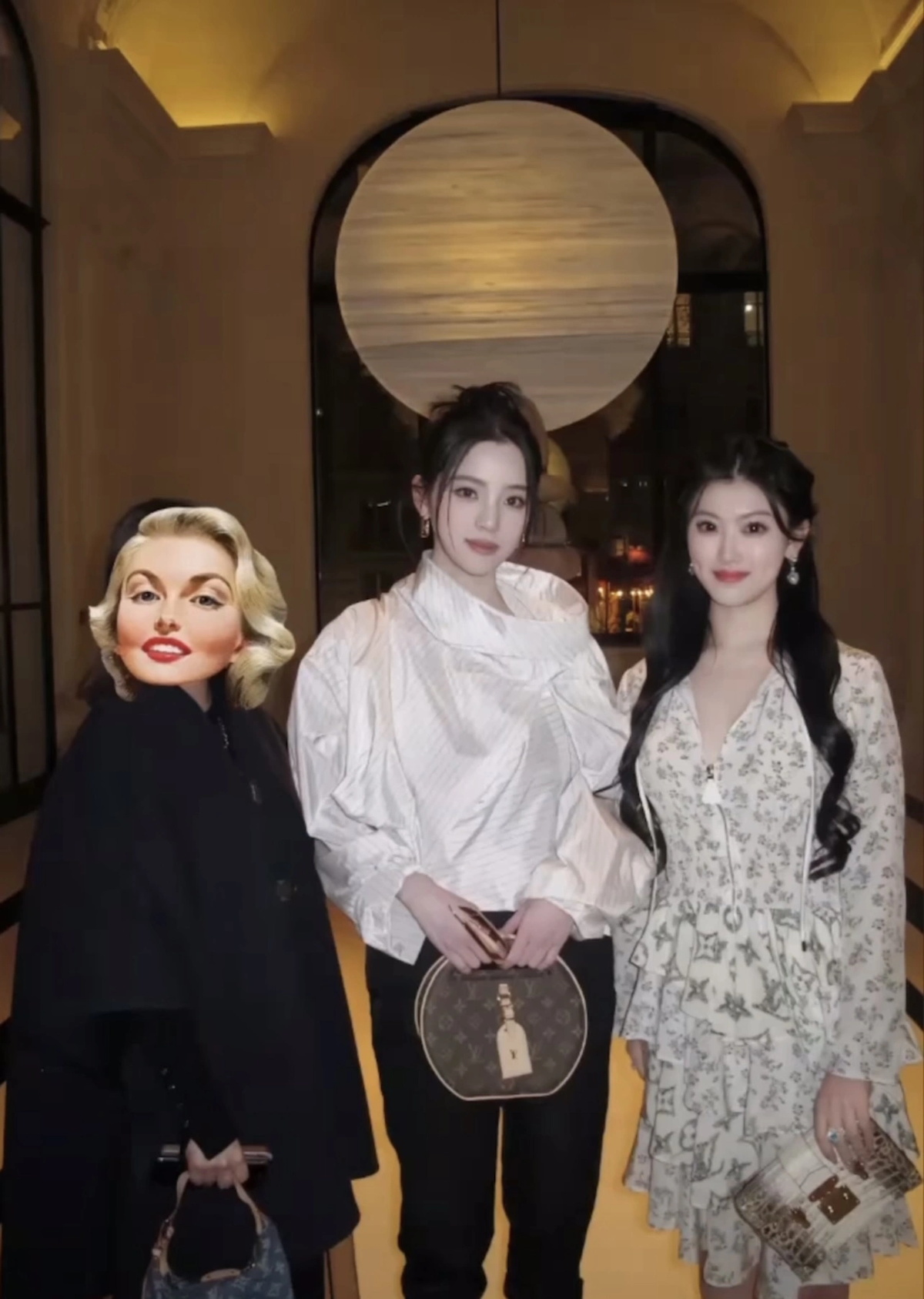 Cô nàng cũng có những bức chụp chung với các sao nữ lớn khác nhau như Âu Dương Na Na.