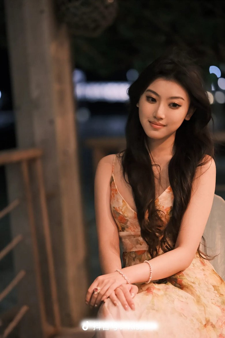 Cô cũng thường xuyên xuất hiện tại các bữa tiệc hạng sang. Vóc dáng mảnh mai giúp cô nàng cân mọi outfit khác nhau.