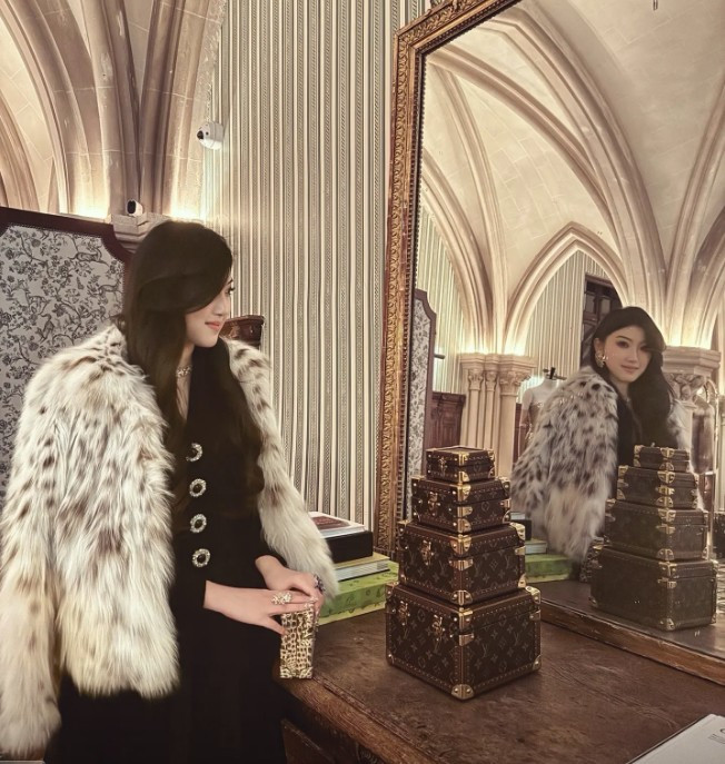 Là khách VVVIP của thương hiệu thời trang Louis Vuiton, Hạ Hạ nhận được sự thiết đãi đẳng cấp. Tại tiệc dùng bữa thân mật của nhãn hàng, phú bà gen Z diện combo màu trắng đen sang trọng.