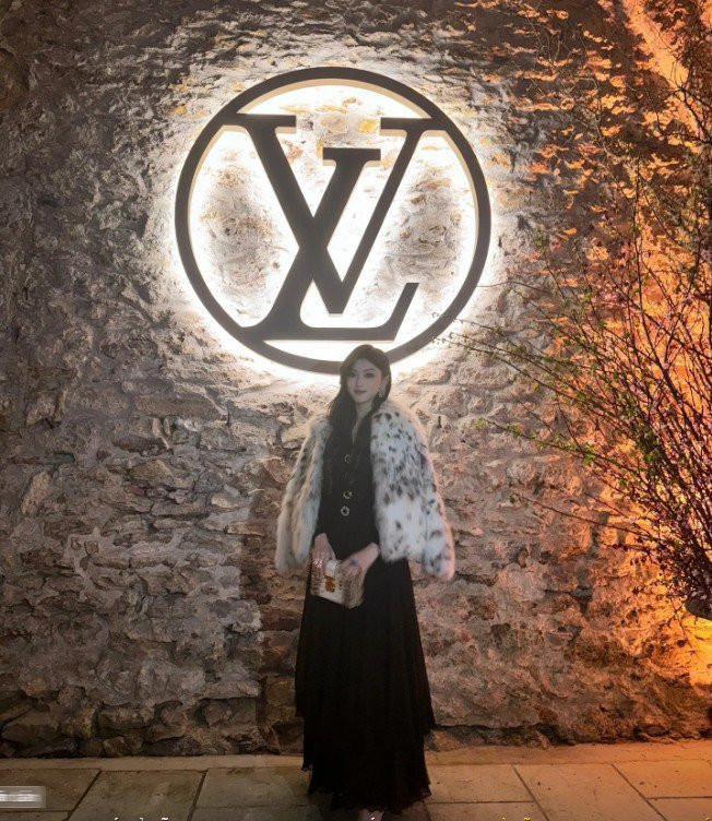 Được biết, cô gái này được biết đến với biệt danh Yvette (là một fashion blogger có tiếng trên MXH). Dù còn khá trẻ tuổi nhưng cô đã là VVIP của 1 thương hiệu cao cấp với số tiền đổ vào mỗi năm khoảng 20 - 30 triệu NDT (hơn 68 - 100 tỷ VNĐ), đứng top 3 Trung Quốc và top 5 toàn Châu Á.