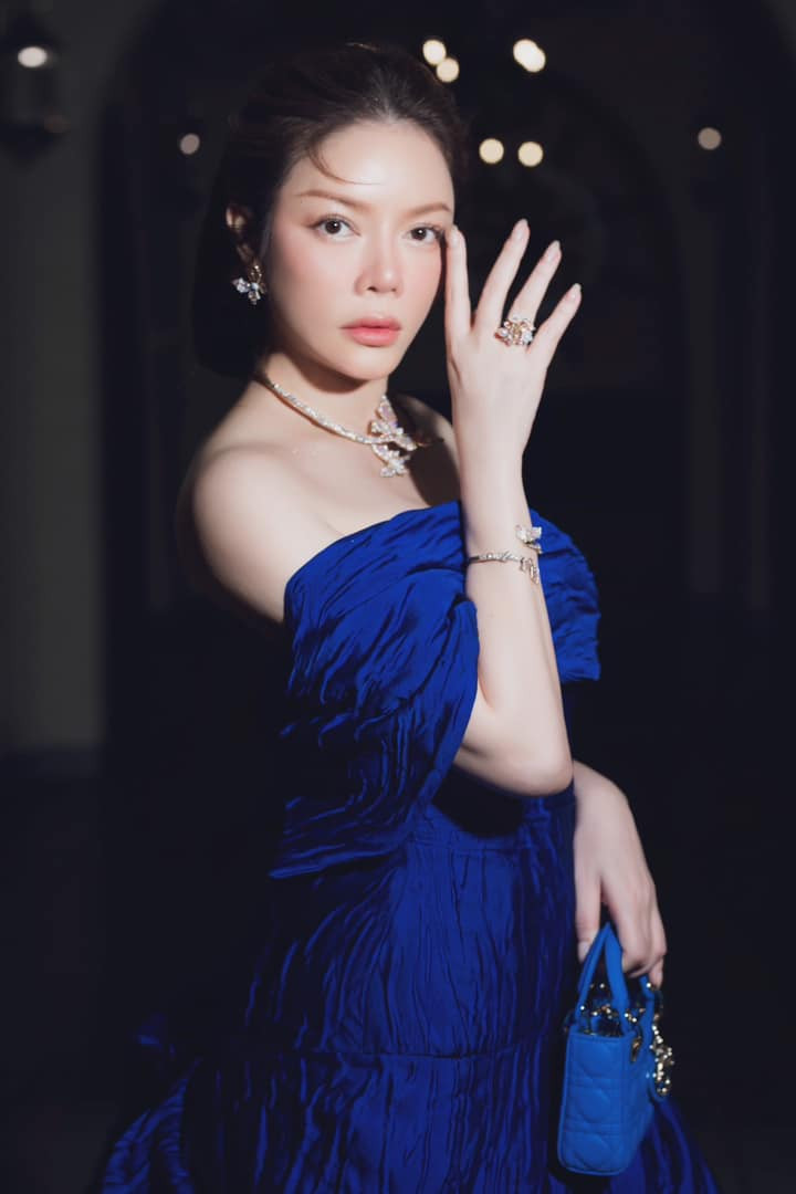 Trong những bộ ảnh của mình, nữ diễn viên đều khéo khoe dàn "hột xoàn" bự của mình cùng đồ hiệu từ quần áo, giày dép đến túi xách.