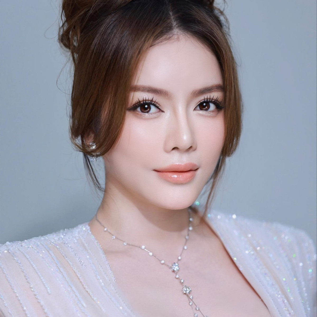 Netizen vô cùng choáng váng trước giá trị 22 triệu USD (hơn 560 tỷ đồng) của viên kim cương mà Lý Nhã Kỳ cầm trên tay.