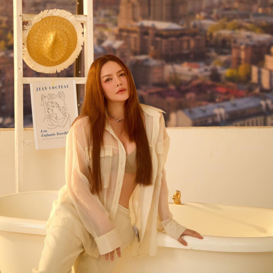 Trước đây, trong một chương trình, Lý Nhã Kỳ từng "flex" số kim cương của mình: "Giờ bồ không có, chồng vẫn chưa thì chỉ có việc bán hột xoàn thôi. Mỗi đêm buồn cứ lấy hột xoàn ra đếm cho quên đi hết những đêm buồn cô đơn đó".