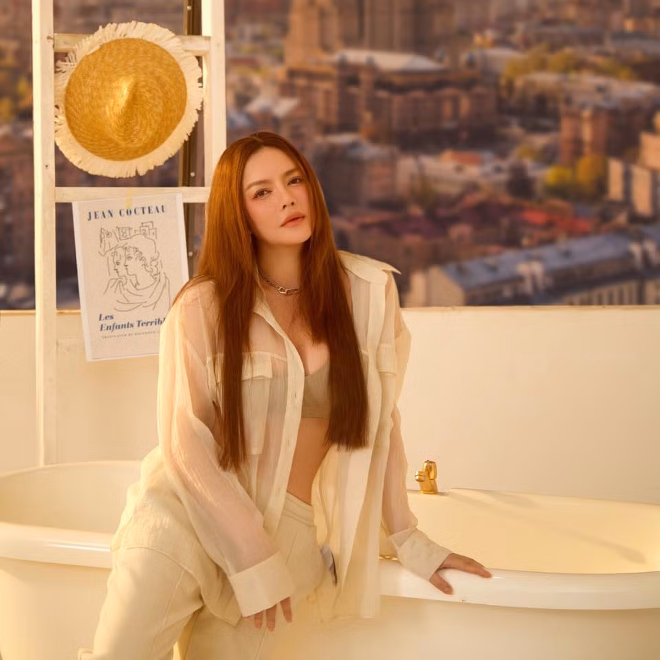 Trước đây, trong một chương trình, Lý Nhã Kỳ từng "flex" số kim cương của mình: "Giờ bồ không có, chồng vẫn chưa thì chỉ có việc bán hột xoàn thôi. Mỗi đêm buồn cứ lấy hột xoàn ra đếm cho quên đi hết những đêm buồn cô đơn đó".