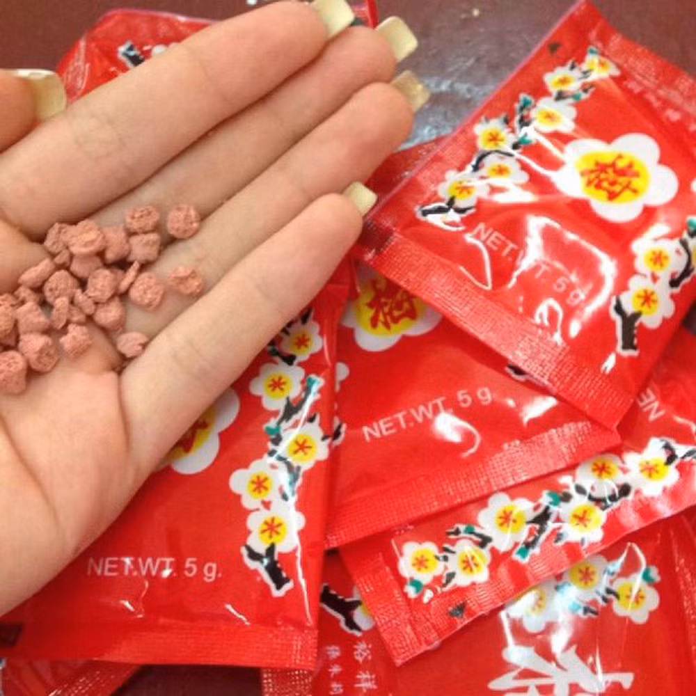 Ô mai là món ăn vặt mà bất cứ bạn trẻ 8X, 9X nào cũng từng ăn. Thời đó, ô mai có vô số loại từ ô mai mơ, ô mai me, ô mai khế tự làm nhưng nổi tiếng nhất vẫn là ô mai hoa mai, gói đỏ của Trung Quốc.