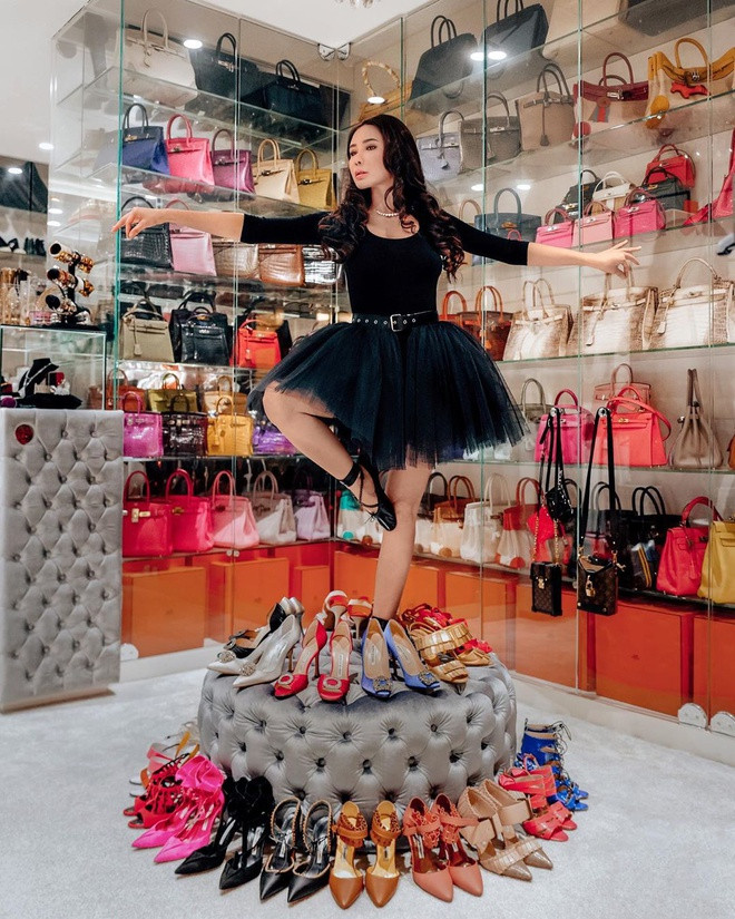 Theo SCMP, sau khi ly hôn chồng triệu phú, Jamie Chua nhận được 450.000 USD mỗi tháng tiền trợ cấp nuôi con. " Bà hoàng Hermès" hiện có hơn 1,2 triệu người theo dõi trên Instagram.